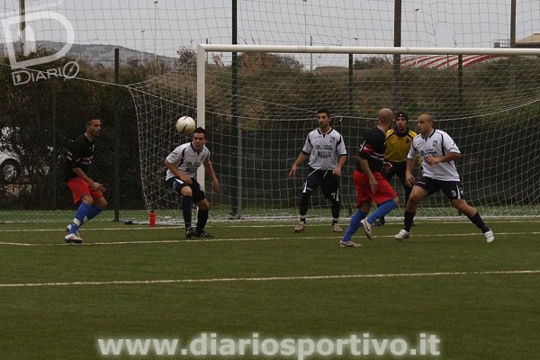 Francesco Corda allontana un pallone insidioso Francesco Corda allontana un pallone insidioso